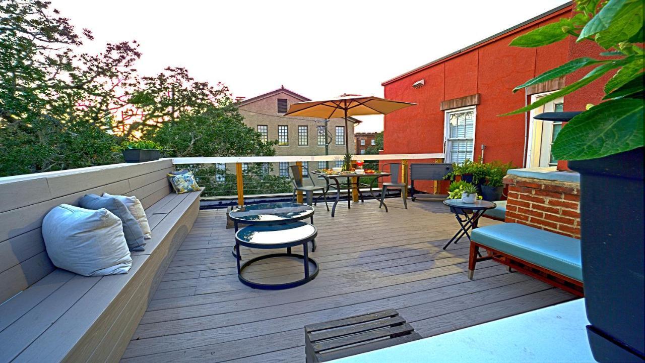 Sprawling Penthouse With Rooftop Deck Blocks From The River 서배너 외부 사진