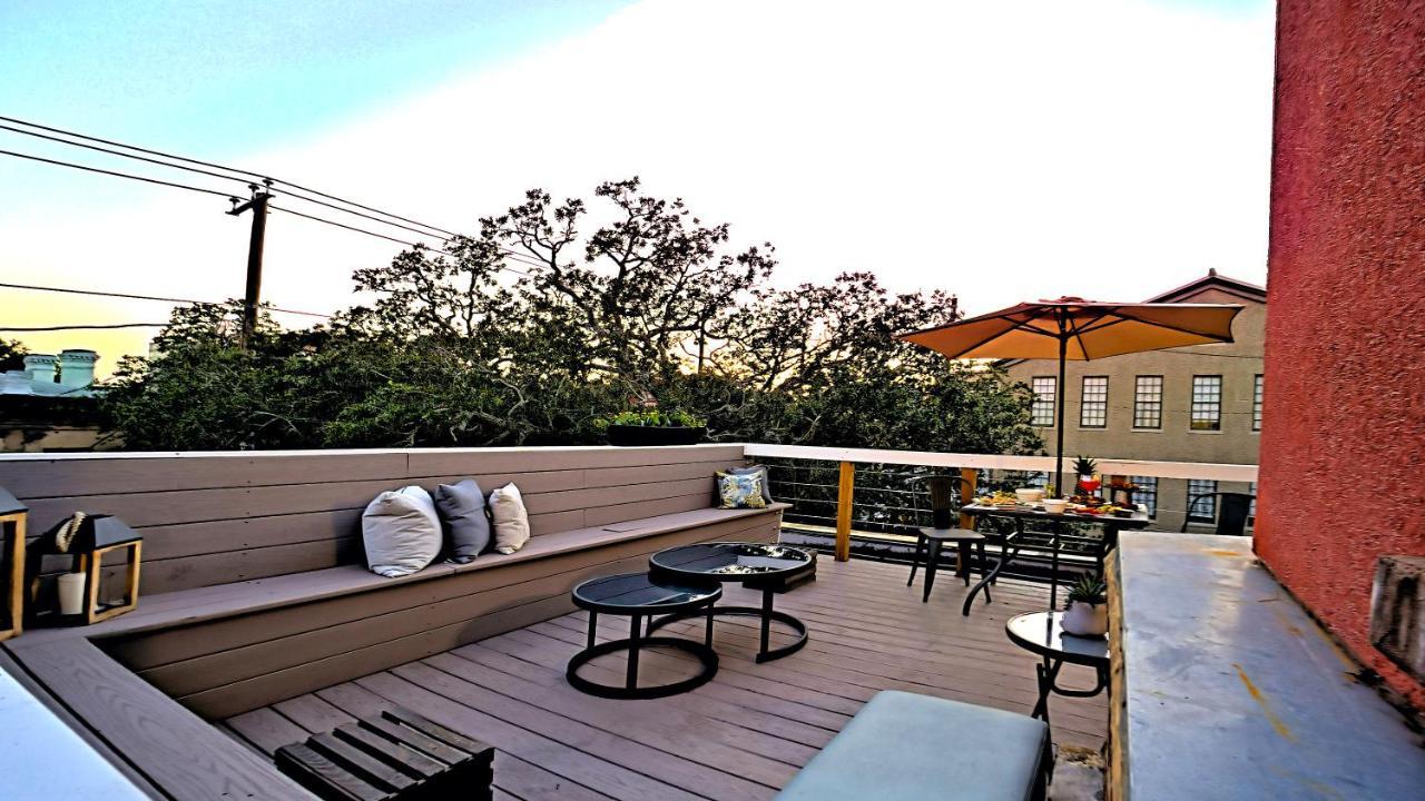 Sprawling Penthouse With Rooftop Deck Blocks From The River 서배너 외부 사진