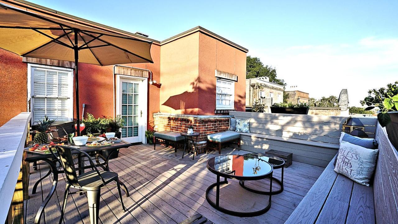 Sprawling Penthouse With Rooftop Deck Blocks From The River 서배너 외부 사진