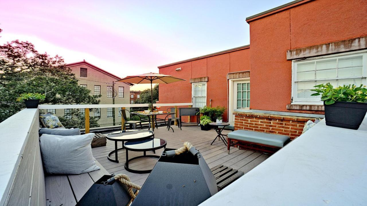 Sprawling Penthouse With Rooftop Deck Blocks From The River 서배너 외부 사진